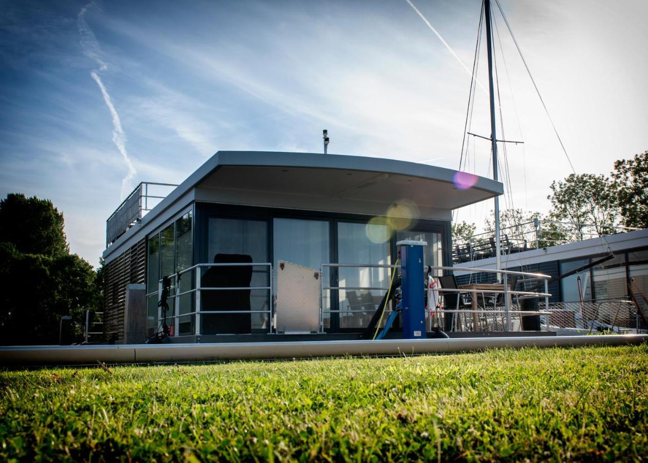 Welcome In - Houseboat 'Elysium' Met Eigen Aanlegsteiger Sneek - Offingawier Экстерьер фото